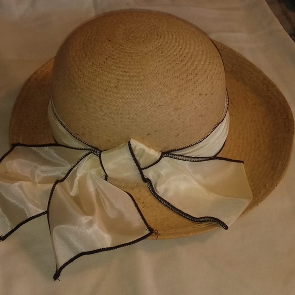 Straw hat - Picture 1 of 1